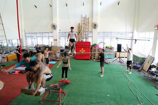 Hà Nội: Nghệ sĩ xiếc khổ luyện dưới thời tiết nóng như đổ lửa - Anh 3