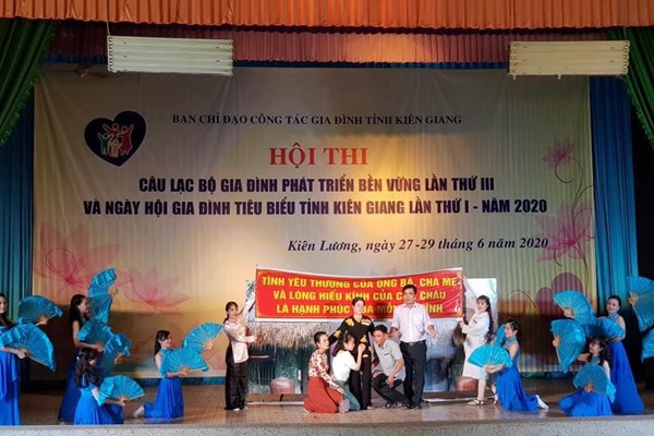 Tôn vinh các giá trị tốt đẹp của gia đình - Anh 2