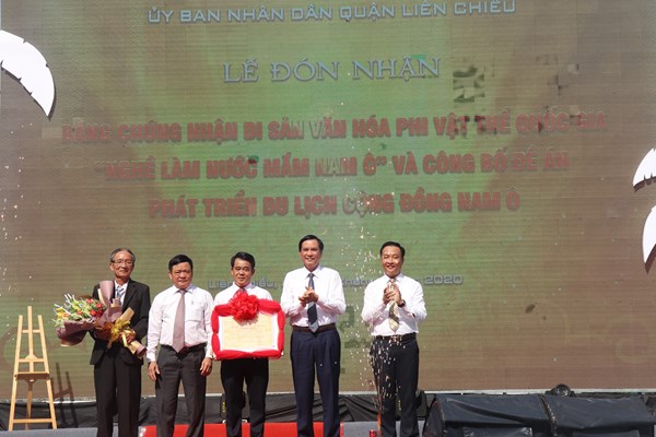 Đà Nẵng: Trao Bằng chứng nhận Di sản văn hóa phi vật thể quốc gia cho nghề làm nước mắm Nam Ô - Anh 1
