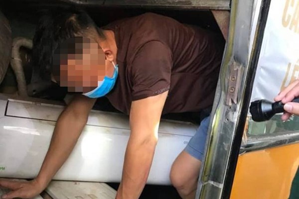 Hà Tĩnh: Chui vào gầm xe khách để... trốn cách ly - Anh 2