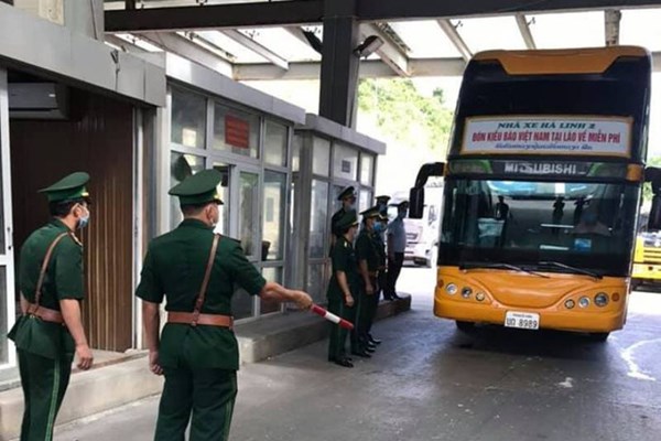 Hà Tĩnh: Chui vào gầm xe khách để... trốn cách ly - Anh 1