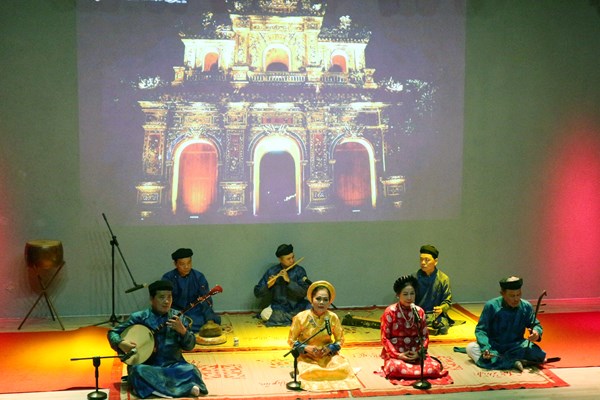 Sinh viên đắm mình trong đêm âm nhạc - nghệ thuật Huế “Vọng cố đô” - Anh 1
