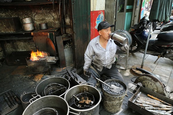 Hà Nội: Người thợ rèn thủ công cuối cùng “giữ lửa” - Anh 10