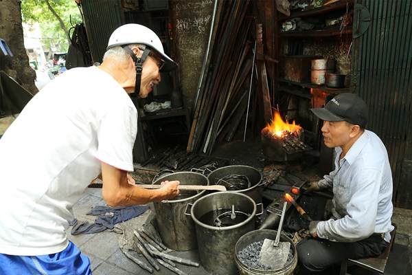 Hà Nội: Người thợ rèn thủ công cuối cùng “giữ lửa” - Anh 11