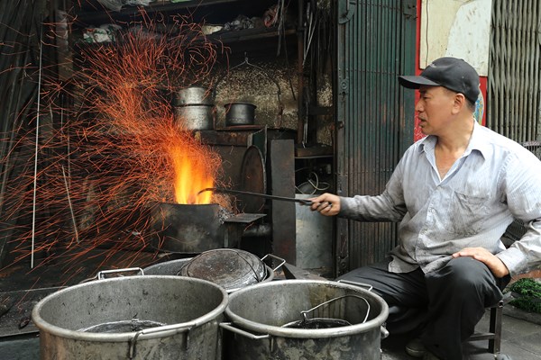 Hà Nội: Người thợ rèn thủ công cuối cùng “giữ lửa” - Anh 3
