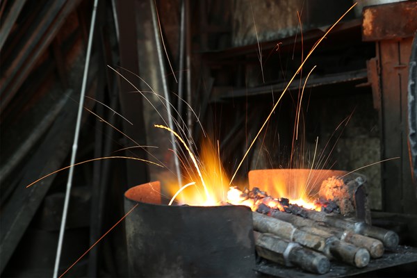 Hà Nội: Người thợ rèn thủ công cuối cùng “giữ lửa” - Anh 4