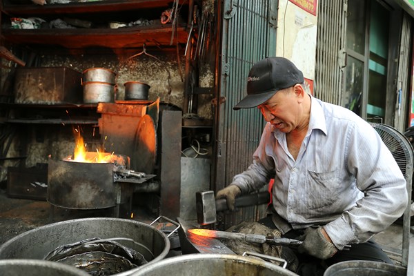 Hà Nội: Người thợ rèn thủ công cuối cùng “giữ lửa” - Anh 5