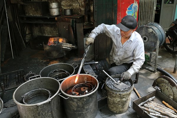 Hà Nội: Người thợ rèn thủ công cuối cùng “giữ lửa” - Anh 8