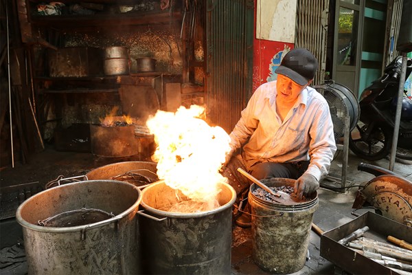 Hà Nội: Người thợ rèn thủ công cuối cùng “giữ lửa” - Anh 9