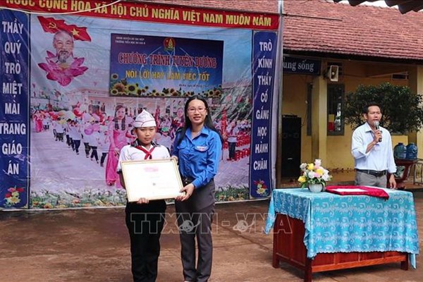 Tặng Bằng khen cho một HS nghèo hai lần nhặt được của rơi trả người đánh mất - Anh 1