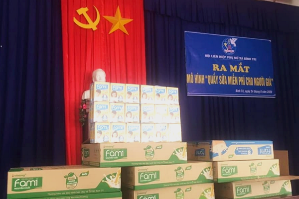 Quầy sữa miễn phí cho người già - Anh 1