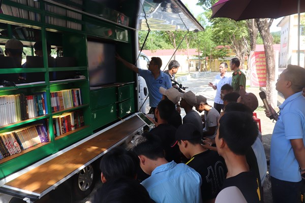 Xe thư viện lưu động: Mang ánh sáng tri thức đến với độc giả trẻ - Anh 1