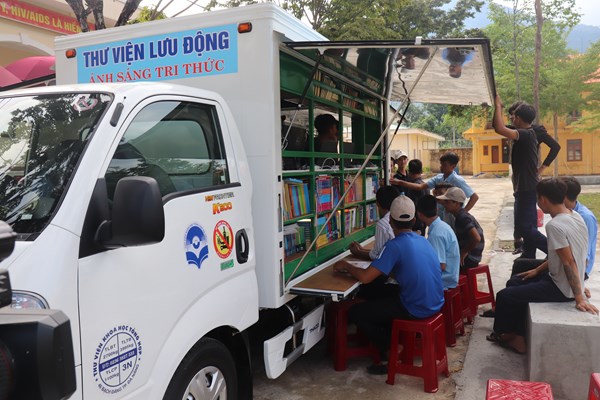 Xe thư viện lưu động: Mang ánh sáng tri thức đến với độc giả trẻ - Anh 2