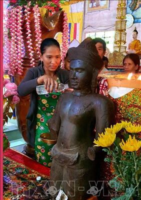 Nhiều người đến chiêm bái bức tượng bằng đá mới phát hiện - Anh 2