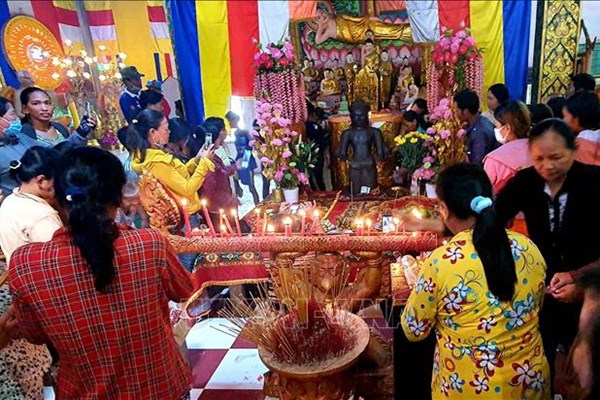 Nhiều người đến chiêm bái bức tượng bằng đá mới phát hiện - Anh 1