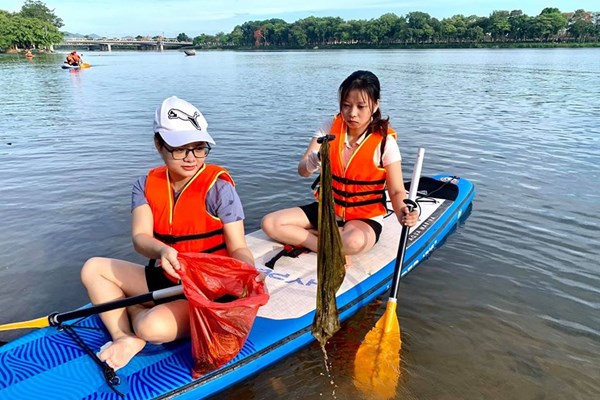 Chèo thuyền nhặt rác làm sạch dòng sông di sản - Anh 2