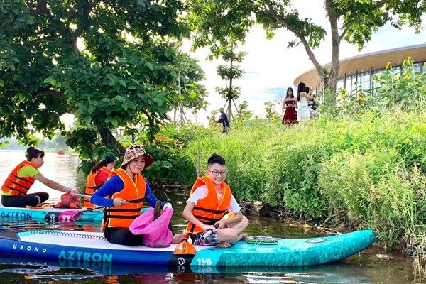 Chèo thuyền nhặt rác làm sạch dòng sông di sản - Anh 1