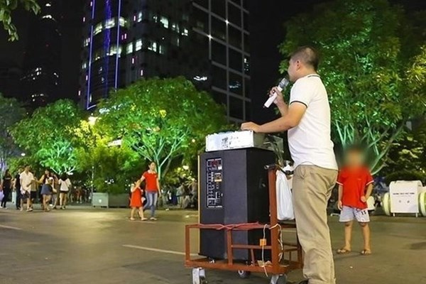 “Ô nhiễm” tiếng ồn từ hát karaoke loa kéo đường phố: Chế tài đã có, cần phải xử lý quyết liệt hơn - Anh 1