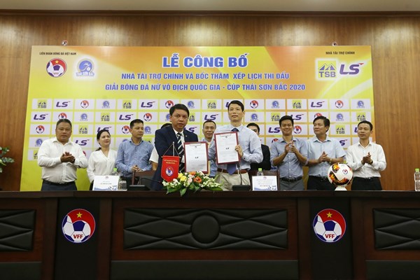 Bóng đá nữ trở lại sau đại dịch Covid-19 - Anh 1
