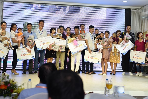 Hạnh phúc của cặp vợ chồng sau 20 năm không có con - Anh 3