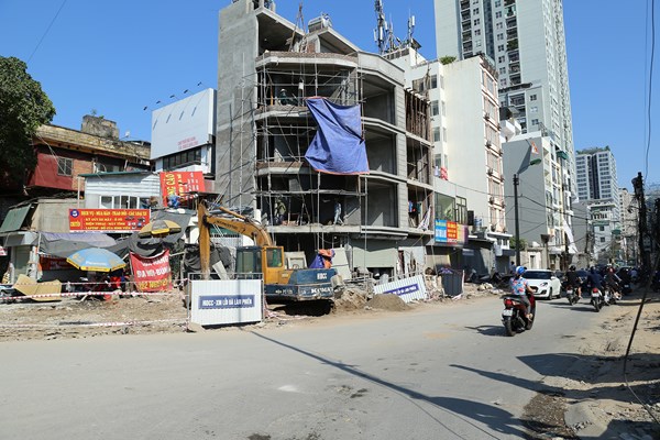 Hà Nội: Ngổn ngang “cạm bẫy” trên đường Vũ Trọng Phụng - Anh 1