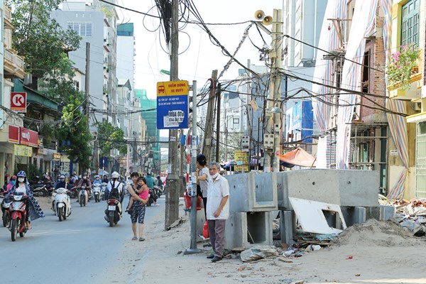 Hà Nội: Ngổn ngang “cạm bẫy” trên đường Vũ Trọng Phụng - Anh 10