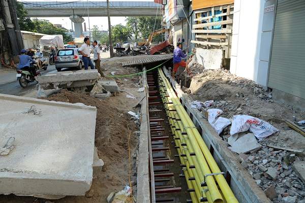 Hà Nội: Ngổn ngang “cạm bẫy” trên đường Vũ Trọng Phụng - Anh 4