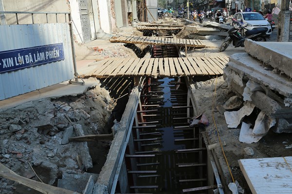 Hà Nội: Ngổn ngang “cạm bẫy” trên đường Vũ Trọng Phụng - Anh 3