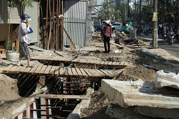 Hà Nội: Ngổn ngang “cạm bẫy” trên đường Vũ Trọng Phụng - Anh 5