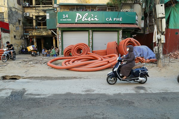 Hà Nội: Ngổn ngang “cạm bẫy” trên đường Vũ Trọng Phụng - Anh 7