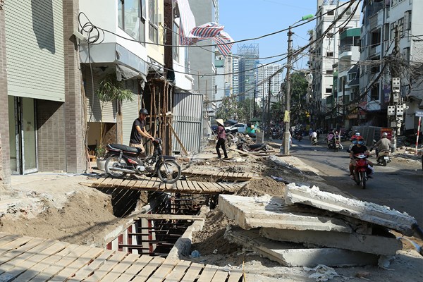 Hà Nội: Ngổn ngang “cạm bẫy” trên đường Vũ Trọng Phụng - Anh 8