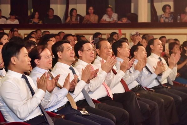 Chương trình “Màu hoa đỏ”: Nhịp cầu nối những tấm lòng tri ân - Anh 1