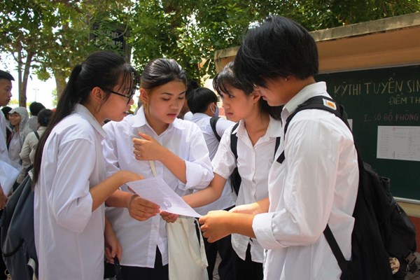 Kết thúc kỳ thi vào lớp 10 THPT của Hà Nội - Anh 3