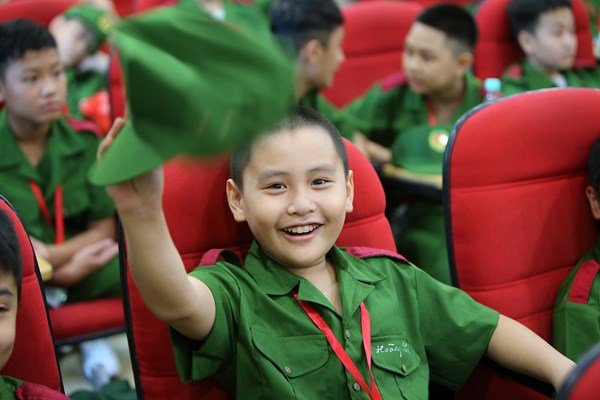 Các bạn nhỏ Thủ đô hào hứng tham gia chương trình “Học làm chiến sĩ Công an” - Anh 3