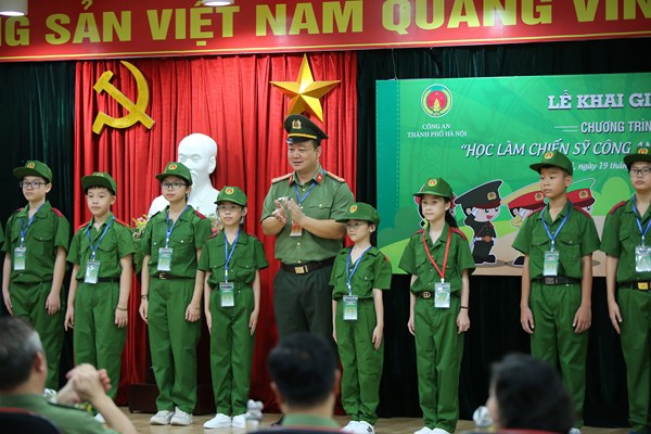 Các bạn nhỏ Thủ đô hào hứng tham gia chương trình “Học làm chiến sĩ Công an” - Anh 9