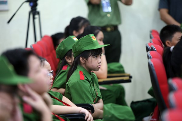 Các bạn nhỏ Thủ đô hào hứng tham gia chương trình “Học làm chiến sĩ Công an” - Anh 4