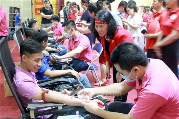 Chương trình “Hành trình đỏ” thu hơn 570 đơn vị máu - Anh 1