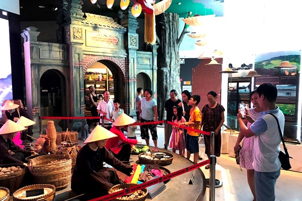 Quảng Ninh: Ngày thường cũng đông khách du lịch - Anh 4