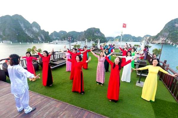 Quảng Ninh: Ngày thường cũng đông khách du lịch - Anh 1