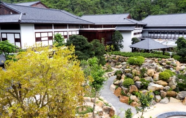 Quảng Ninh: Ngày thường cũng đông khách du lịch - Anh 2