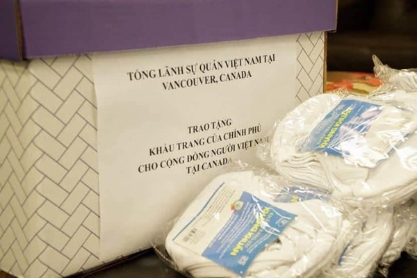 Tổng Lãnh sự quán Việt Nam tại Canada trao khẩu trang của Chính phủ tặng cộng đồng người Việt - Anh 2