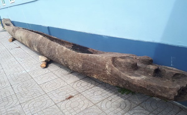 Phát hiện 2 thuyền độc mộc cổ dưới lòng sông - Anh 1