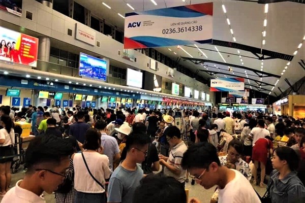 Khách khổ vì quá tải - Anh 1