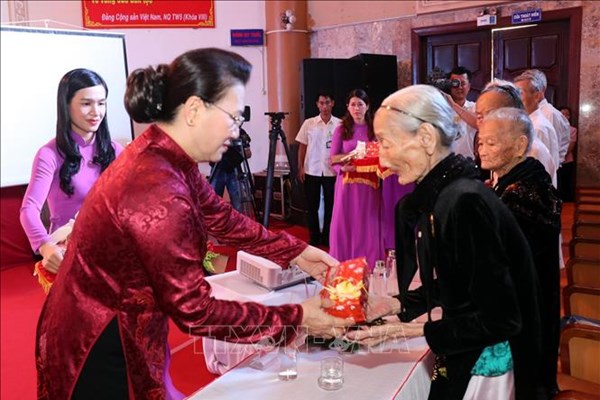 Chủ tịch Quốc hội tri ân các anh hùng liệt sĩ - Anh 1