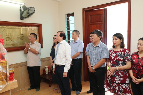 Bộ VHTTDL thăm thân nhân các gia đình liệt sĩ - Anh 2
