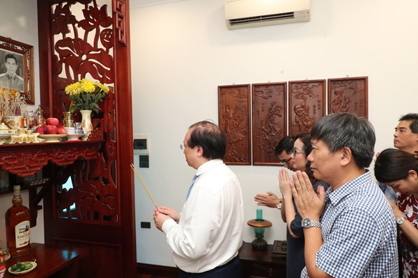 Bộ VHTTDL thăm thân nhân các gia đình liệt sĩ - Anh 1