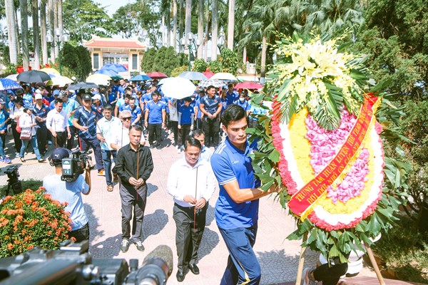Hơn 500 VĐV Trung tâm HLTTQG Hà Nội tri ân các anh hùng, liệt sĩ - Anh 1