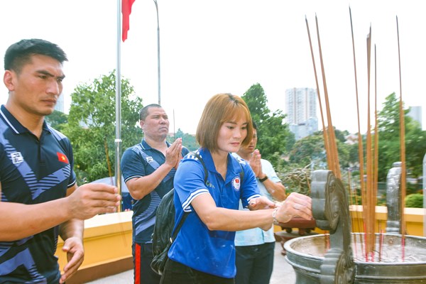 Hơn 500 VĐV Trung tâm HLTTQG Hà Nội tri ân các anh hùng, liệt sĩ - Anh 2