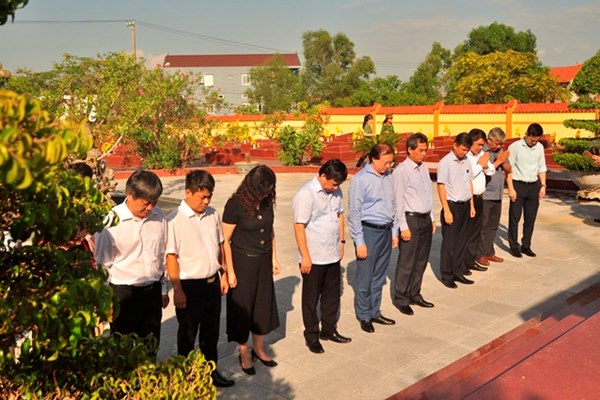 Đoàn công tác Bộ VHTTDL viếng nghĩa trang liệt sĩ tại Quảng Bình và Quảng Trị - Anh 3