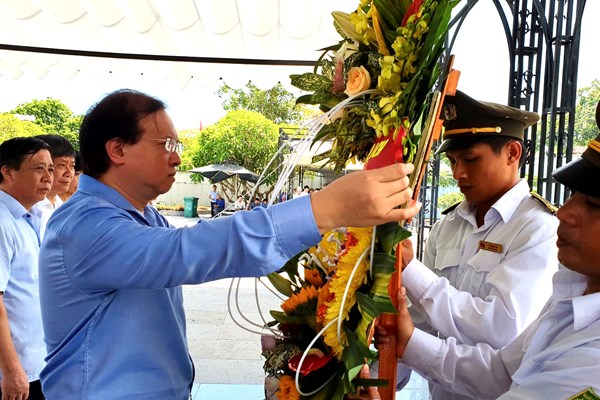 Đoàn công tác Bộ VHTTDL viếng nghĩa trang liệt sĩ tại Quảng Bình và Quảng Trị - Anh 8